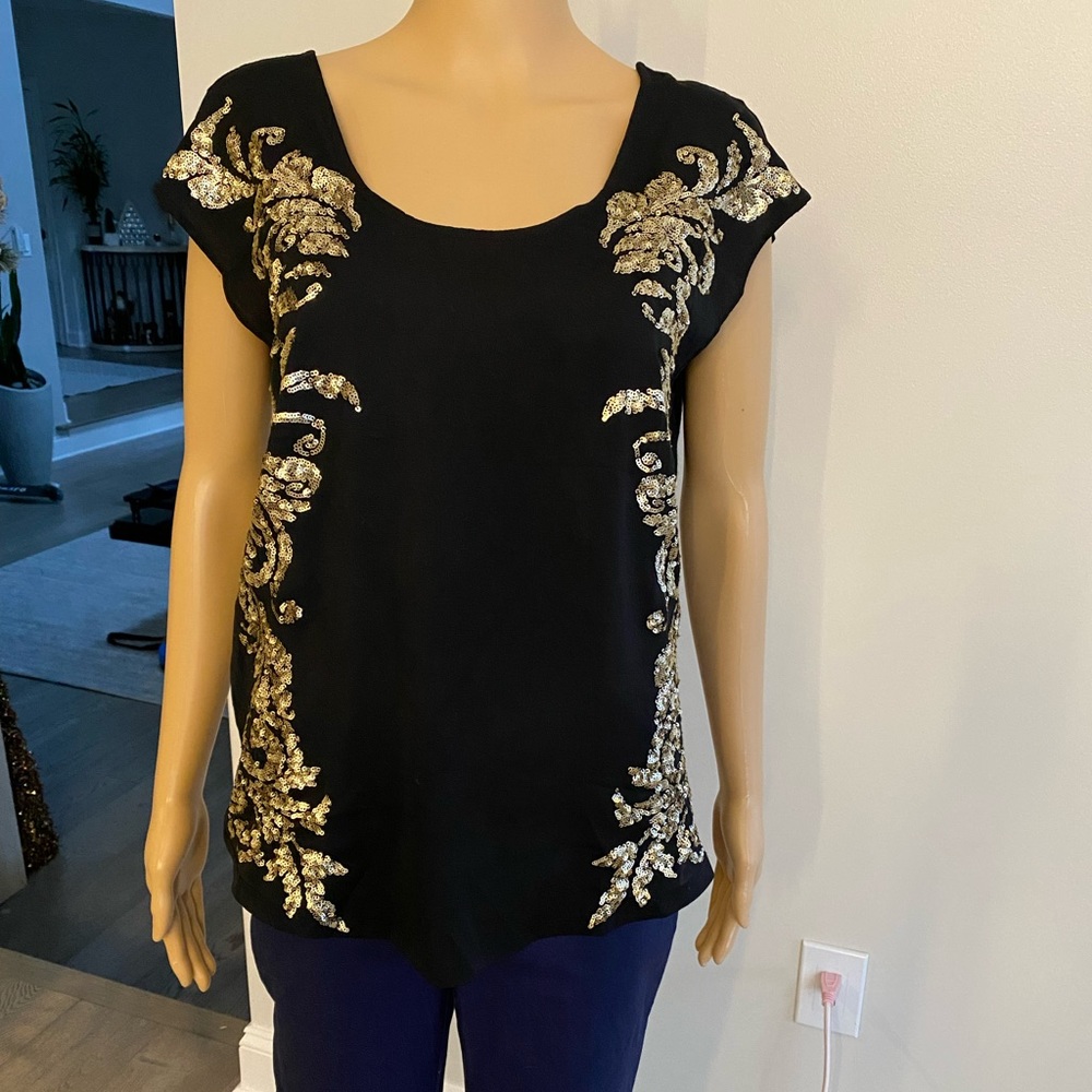 Hinge scoop neck top